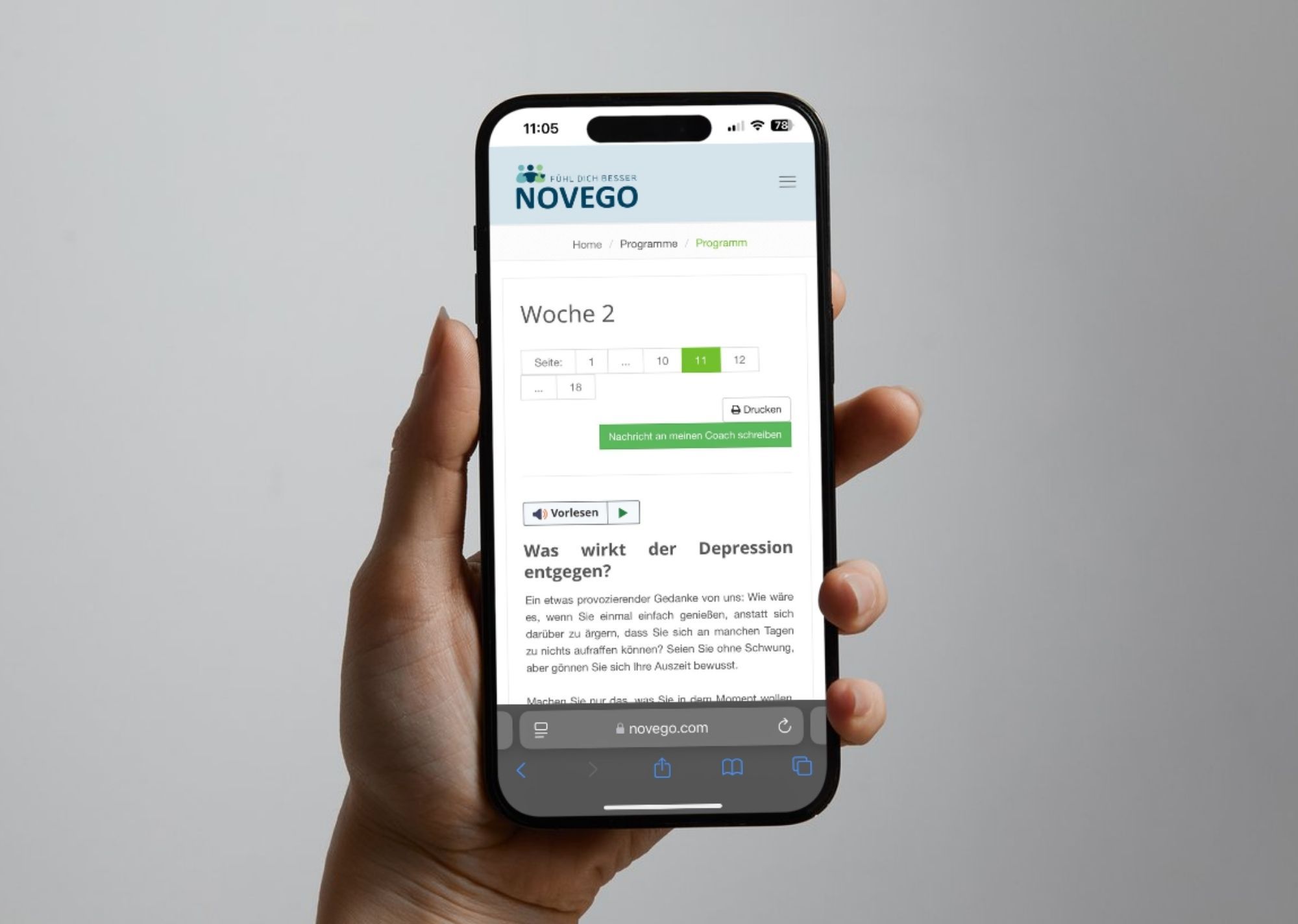 Eine Hand hält ein Smartphone, auf dem ein Novego Online-Programm geöffnet ist.